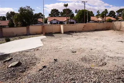 1608 Eaton Drive, Las Vegas, NV 89102 Yard