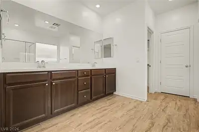 3935 Henny Avenue, Las Vegas, NV 89141 Primary Bathroom