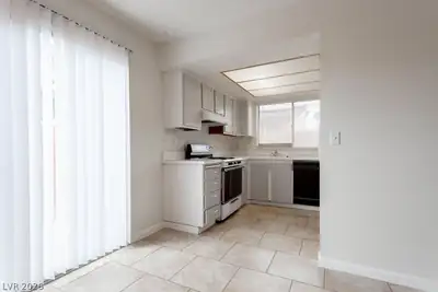 4362 Caliente Street 15, Las Vegas, NV 89119 Kitchen