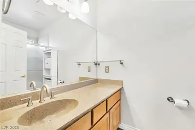 5674 Lucky Draw Court, Las Vegas, NV 89122 Primary Bathroom