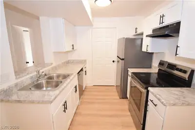 230 Mission Catalina Lane 207, Las Vegas, NV 89107 Kitchen