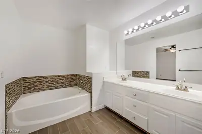 7909 Aviano Pines Avenue, Las Vegas, NV 89129 Primary Bathroom