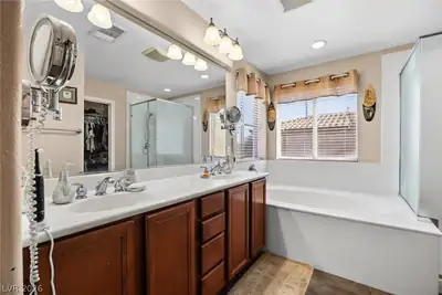 9879 Serona Heights Court, Las Vegas, NV 89178 Primary Bathroom