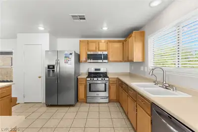 6220 Senegal Haven Street, North Las Vegas, NV 89081 Kitchen