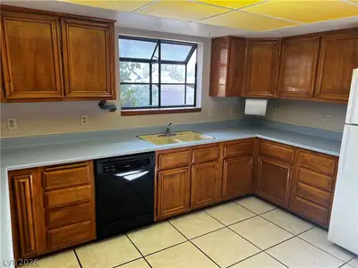 6920 Edna Avenue, Las Vegas, NV 89117 Kitchen