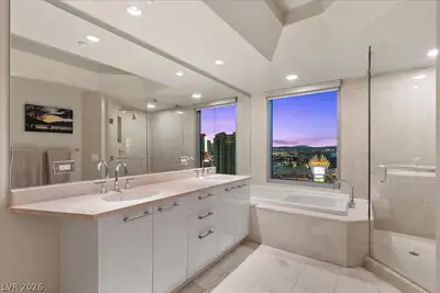 222 Karen Avenue 3407, Las Vegas, NV 89109 Primary Bathroom