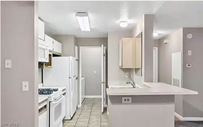 2200 South Fort Apache Road 2049, Las Vegas, NV 89117 Kitchen