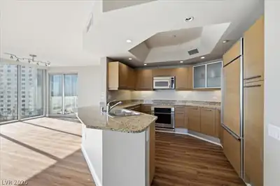 222 Karen Avenue 707, Las Vegas, NV 89109 Kitchen