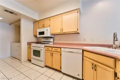 2841 Floral Peak Drive, Henderson, NV 89074 Kitchen
