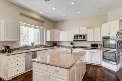8901 Robinson Ridge Drive, Las Vegas, NV 89117 Kitchen