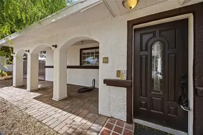 4122 Parkwood Circle, Las Vegas, NV 89121 Entry