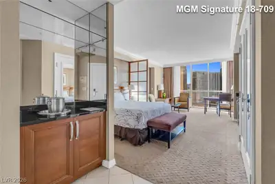 135 East Harmon Avenue 1809, Las Vegas, NV 89109 Bedroom