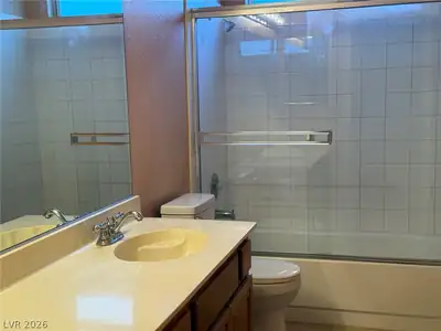 8909 Silvagni Drive, Las Vegas, NV 89117 Bathroom