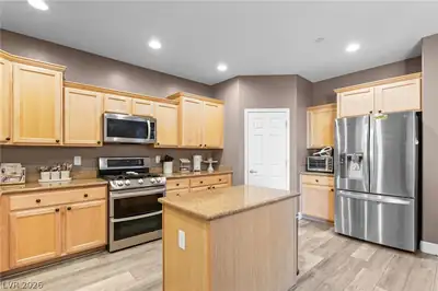92 Newmiller Street, Henderson, NV 89002 Kitchen