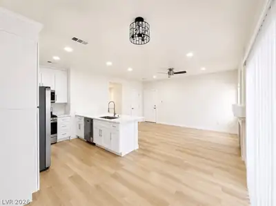 5415 West Harmon Avenue 1017, Las Vegas, NV 89103 Kitchen