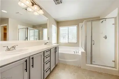 6692 Chariots Path Court, Las Vegas, NV 89142 Primary Bathroom