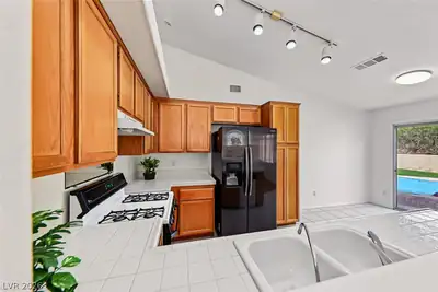 6248 Dundee Port Avenue, Las Vegas, NV 89110 Kitchen