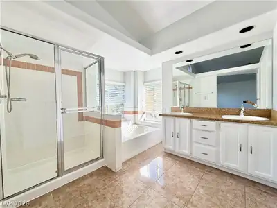 9232 Sun Rose Avenue, Las Vegas, NV 89134 Primary Bathroom