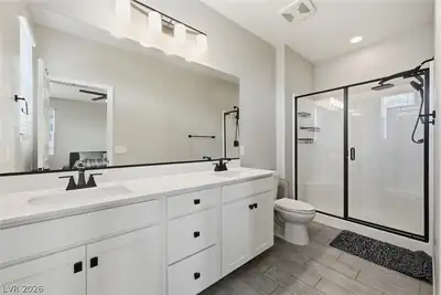 4562 Queens Hill Street, North Las Vegas, NV 89031 Primary Bathroom