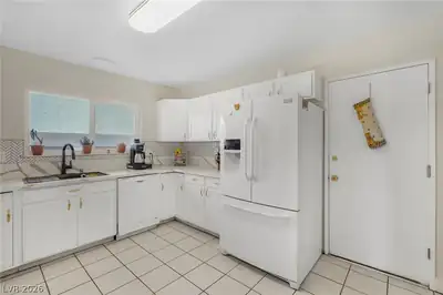 6917 Creekside Lane, Las Vegas, NV 89145 Kitchen