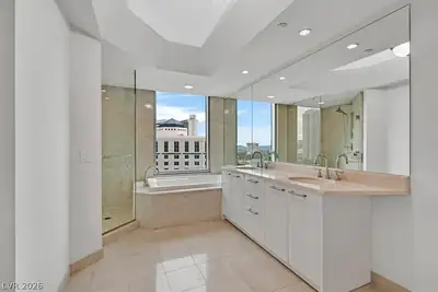 322 Karen Avenue 1508, Las Vegas, NV 89109 Primary Bathroom