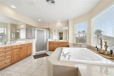 9203 White Waterfall Avenue, Las Vegas, NV 89149 Primary Bathroom