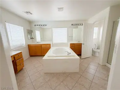 8 Summit Creek Avenue, North Las Vegas, NV 89031 Primary Bathroom