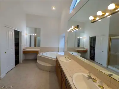 9108 Covered Wagon Avenue, Las Vegas, NV 89117 Primary Bathroom