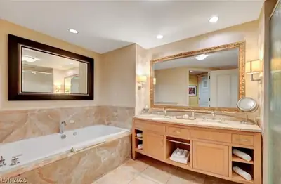 2000 North Fashion Show Drive 4916, Las Vegas, NV 89109 Primary Bathroom