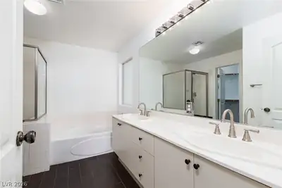 7625 Valley Green Drive 201, Las Vegas, NV 89149 Primary Bathroom