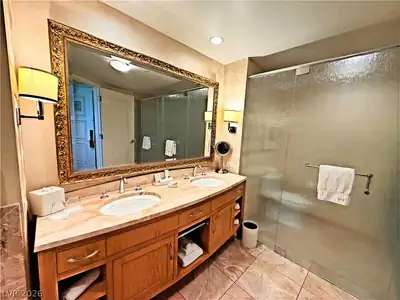 2000 North Fashion Show Drive 2614, Las Vegas, NV 89109 Primary Bathroom