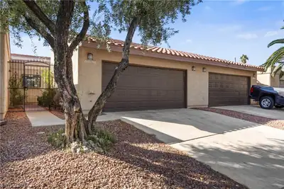 1863 Camino Verde Lane, Las Vegas, NV 89119 Garage