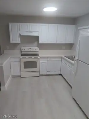 5228 Garden Lane, Las Vegas, NV 89119 Kitchen