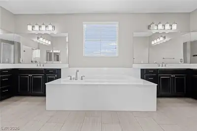 2822 Poseidon Shore Avenue, Henderson, NV 89052 Primary Bathroom