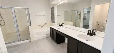 8520 Highland View Avenue, Las Vegas, NV 89145 Primary Bathroom