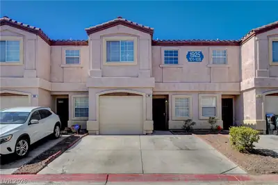 1925 Hodgenville Street 104, Las Vegas, NV 89106 Front of Structure