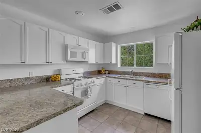 353 Amber Pine Street 203, Las Vegas