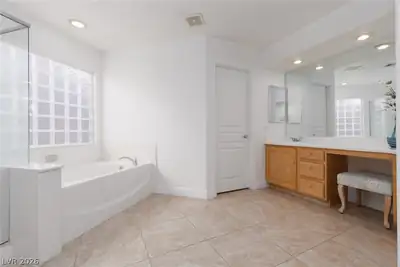 8215 Vista Colorado Street, Las Vegas, NV 89123 Primary Bathroom