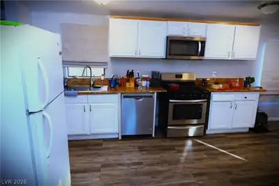 5998 Castlemont Avenue, Las Vegas, NV 89156 Kitchen