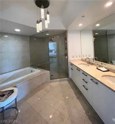 322 Karen Avenue 4405, Las Vegas, NV 89109 Primary Bathroom