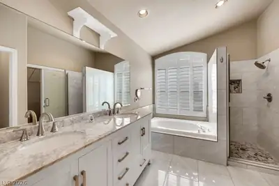 3368 Huntington Crest Court, Las Vegas, NV 89117 Primary Bathroom