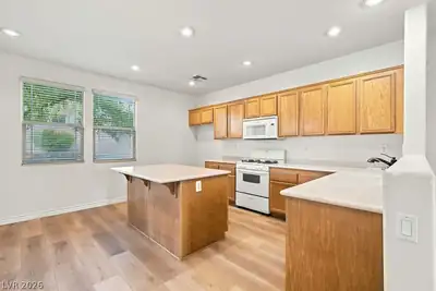 10756 Bayview House Avenue, Las Vegas, NV 89166 Kitchen