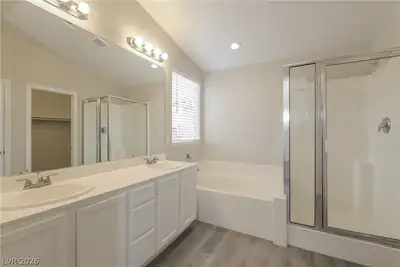 6338 Alderlyn Avenue, Las Vegas, NV 89122 Primary Bathroom