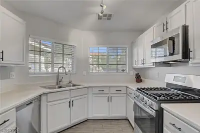 1017 Cliffbrook Hedge Avenue, North Las Vegas, NV 89081 Kitchen