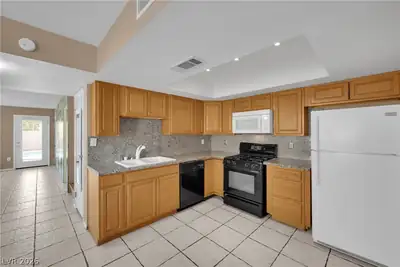 6633 Crosstimber Court, Las Vegas, NV 89108 Kitchen