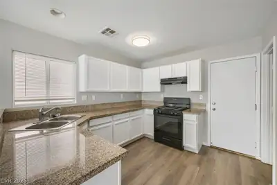 5346 Black Eyed Susan Court, North Las Vegas, NV 89031 Kitchen