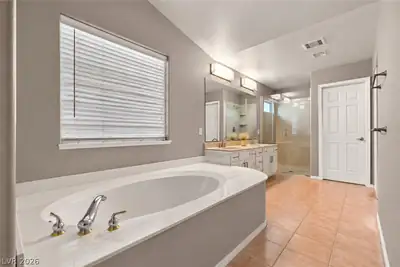 8305 Green Clover Avenue, Las Vegas, NV 89149 Primary Bathroom