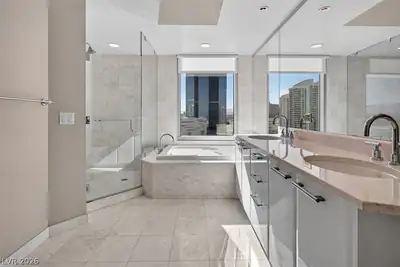 222 Karen Avenue 2608, Las Vegas, NV 89109 Primary Bathroom