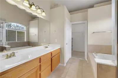 3177 Majestic Shadows Avenue, Henderson, NV 89052 Primary Bathroom