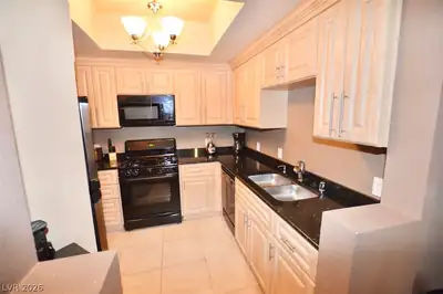 230 East Flamingo Road 102, Las Vegas, NV 89169 Kitchen